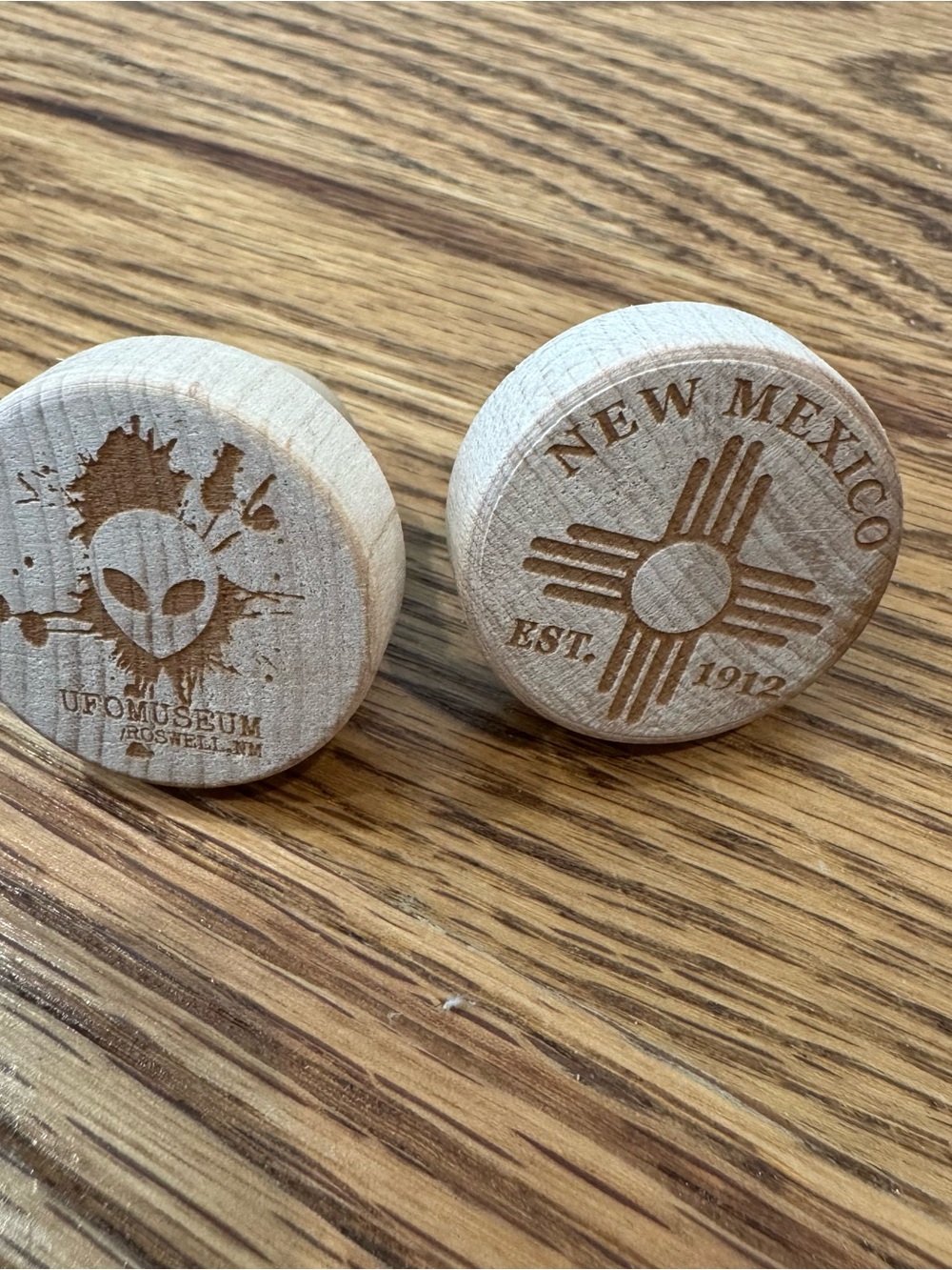 Roswell UFO & New Mexico Wine Stopper Set – Natural Wooden looking Rubber
